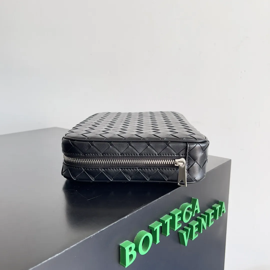 Batch 1720 BV's new men's cowhide woven handbag Storage bag Ding dong🔔, I don't need to say more about how popular this men's handbag is. The large capacity meets the storage needs to the greatest extent, and the simple and elegant appearance highlights fashion and charm. Style number: 765804 Size: 26*17*5cm